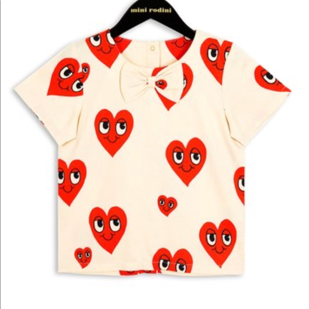 Adorable cotton top w cute bow and button details.